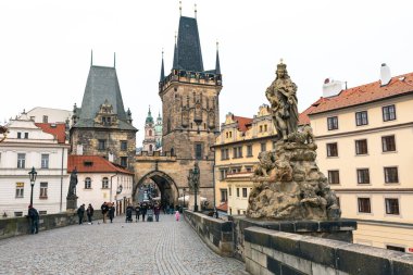 PRAG, CZECH REPUBLIC- 08 ARALIK 2021: Çek Cumhuriyeti Prag 'daki eski kasaba. Prag Popüler Turist Durgunluğu.