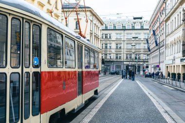 PRAG, CZECH REPUBLIC- 11 ARALIK 2021: Çek Cumhuriyeti Prag 'daki eski caddede tramvay.