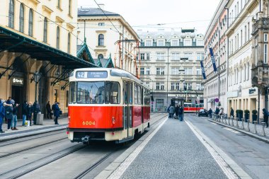 PRAG, CZECH REPUBLIC- 11 ARALIK 2021: Çek Cumhuriyeti Prag 'daki eski caddede tramvay.