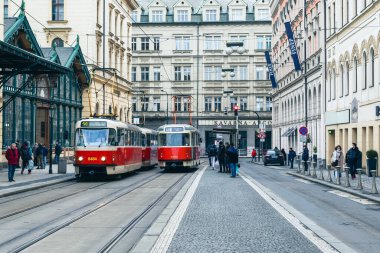 PRAG, CZECH REPUBLIC- 11 ARALIK 2021: Çek Cumhuriyeti Prag 'daki eski caddede tramvay.