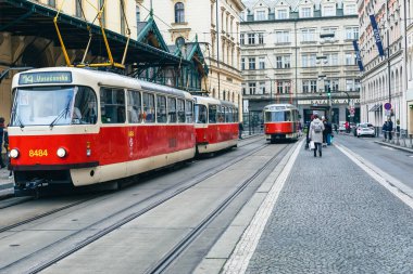 PRAG, CZECH REPUBLIC- 11 ARALIK 2021: Çek Cumhuriyeti Prag 'daki eski caddede tramvay.