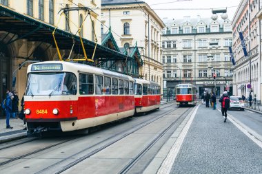 PRAG, CZECH REPUBLIC- 11 ARALIK 2021: Çek Cumhuriyeti Prag 'daki eski caddede tramvay.