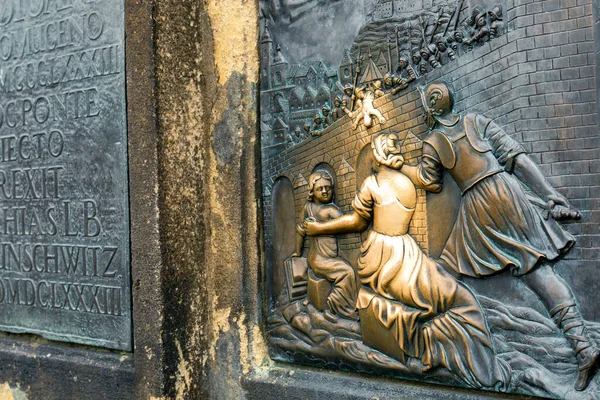 Старый Рельеф Статуей Святого Иоанна Непомукского Карловом Мосту Праге Чехия — стоковое фото
