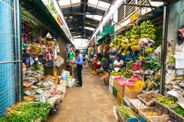 Kandy Belediyesi Merkez Pazarı 'nda meyve ve sebze, et, balık, kuru yiyecek ve baharat bulabilirsiniz. Sri Lanka. 