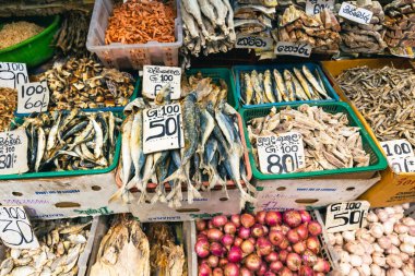 Kandy Belediyesi Merkez Pazarı 'nda meyve ve sebze, et, balık, kuru yiyecek ve baharat bulabilirsiniz. Sri Lanka. 