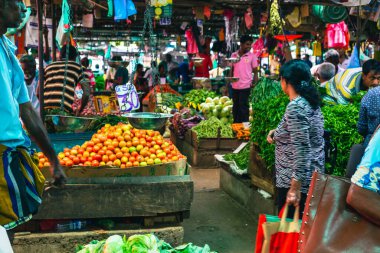 Kandy Belediyesi Merkez Pazarı 'nda meyve ve sebze, et, balık, kuru yiyecek ve baharat bulabilirsiniz. Sri Lanka. 