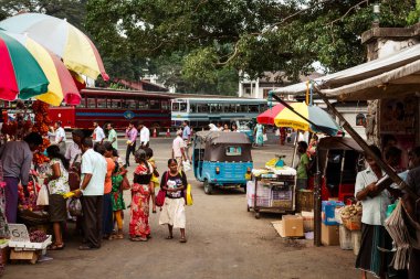 Kandy Belediyesi Merkez Pazarı 'nda meyve ve sebze, et, balık, kuru yiyecek ve baharat bulabilirsiniz. Sri Lanka. 