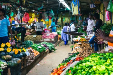 Kandy Belediyesi Merkez Pazarı 'nda meyve ve sebze, et, balık, kuru yiyecek ve baharat bulabilirsiniz. Sri Lanka. 