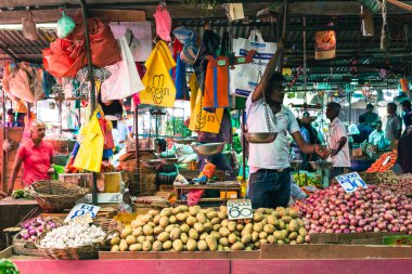 Kandy Belediyesi Merkez Pazarı 'nda meyve ve sebze, et, balık, kuru yiyecek ve baharat bulabilirsiniz. Sri Lanka. 
