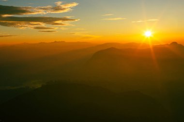 Gün doğumunda köyler ve dağlarla vadi manzarası. Adam 'ın zirvesinden görüntü, Sri Lanka