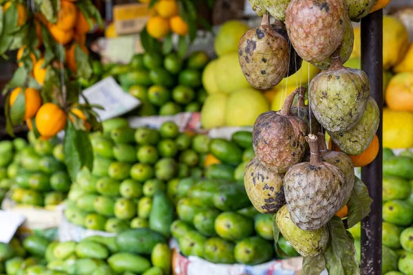 キャンディ市中央市場では 果物や野菜 乾燥食品 調味料を見つけることができます スリランカ — ストック写真