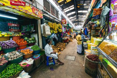 Kandy Belediyesi Merkez Pazarı 'nda meyve ve sebze, et, balık, kuru yiyecek ve baharat bulabilirsiniz. Sri Lanka.