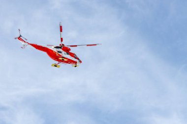 Tatra Dağları. Polonya 'daki High Tatra Dağları' nda Kasprowy Wierch ve Swinica üzerinde uçan kırmızı ve beyaz kurtarma helikopteri..