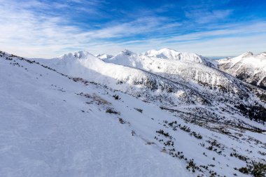 Kış zamanı Tatra Atlıları. Beyaz karla kaplı tepeler, soğuk kış dağları manzarası. Kasprowy Wierch, High Tatra, Polonya, Avrupa.