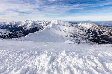 Kış zamanı Tatra Atlıları. Beyaz karla kaplı tepeler, soğuk kış dağları manzarası. Kasprowy Wierch, High Tatra, Polonya, Avrupa.