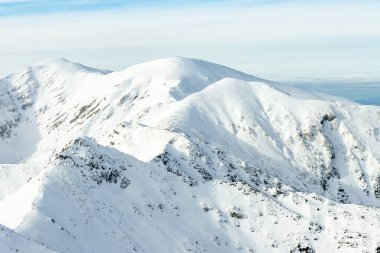 Kış zamanı Tatra Atlıları. Beyaz karlı zirveler, soğuk kış dağları. Polonya 'da Tatra Dağları, Zakopane yakınlarında, Avrupa.