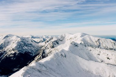 Kış zamanı Tatra Atlıları. Beyaz karlı zirveler, soğuk kış dağları. Polonya 'da Tatra Dağları, Zakopane yakınlarında, Avrupa.