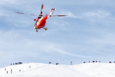 Tatra Dağları. Polonya 'daki High Tatra Dağları' nda Kasprowy Wierch ve Swinica üzerinde uçan kırmızı ve beyaz kurtarma helikopteri..