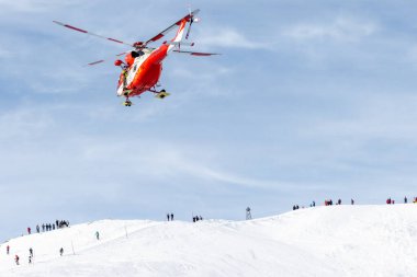 Tatra Dağları. Polonya 'daki High Tatra Dağları' nda Kasprowy Wierch ve Swinica üzerinde uçan kırmızı ve beyaz kurtarma helikopteri..