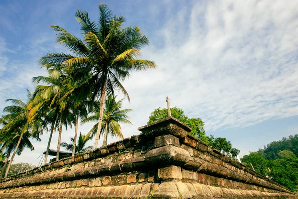Kandy, Sri Lanka 'daki ünlü Buda Tapınağı UNESCO Dünya Mirası Bölgesi. Burası ünlü bir turist mekanıdır.. 