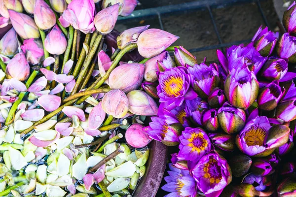 Nabízím Květiny Lidé Přinášejí Chrámu Květiny Kandy Srí Lanka — Stock fotografie