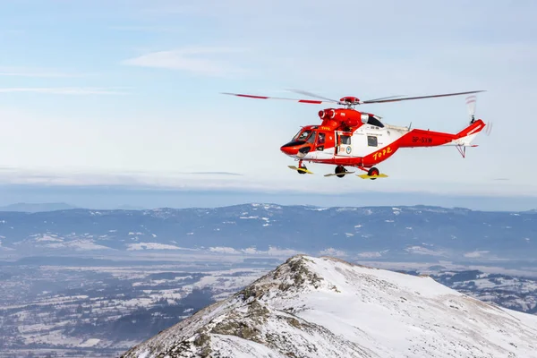 Tatranské Hory Červený Bílý Záchranný Vrtulník Letící Nad Kasprowy Wierch — Stock fotografie