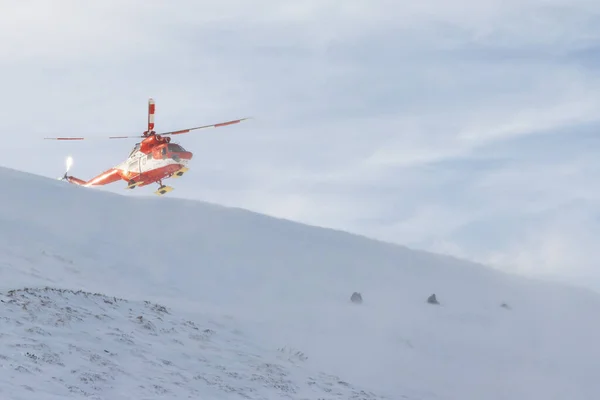 Les Monts Tatra Hélicoptère Sauvetage Rouge Blanc Survolant Kasprowy Wierch — Photo