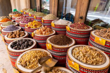  Dubai Grand Souk 'taki hediyelik eşya dükkanında. Dubai 'deki geleneksel Arap tarzı çarşı Eski Çorba, Birleşik Arap Emirlikleri.