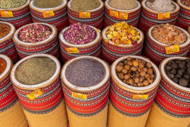  Dubai Baharat Suyu. Dubai 'de geleneksel pazar, Birleşik Arap Emirlikleri (BAE) çeşitli parfüm ve baharatlar, bitkiler satıyor.