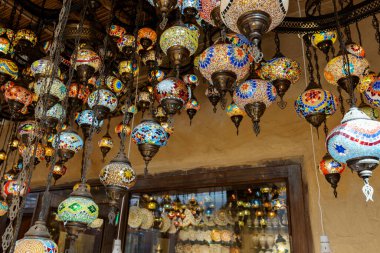 Dubai Grand Souk 'taki hediyelik eşya dükkanında. Dubai 'deki geleneksel Arap tarzı çarşı Eski Çorba, Birleşik Arap Emirlikleri.