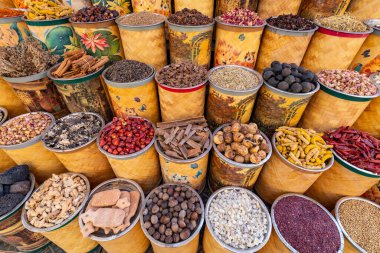  Dubai Baharat Suyu. Dubai 'de geleneksel pazar, Birleşik Arap Emirlikleri (BAE) çeşitli parfüm ve baharatlar, bitkiler satıyor.