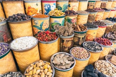  Dubai Baharat Suyu. Dubai 'de geleneksel pazar, Birleşik Arap Emirlikleri (BAE) çeşitli parfüm ve baharatlar, bitkiler satıyor.