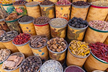  Dubai Baharat Suyu. Dubai 'de geleneksel pazar, Birleşik Arap Emirlikleri (BAE) çeşitli parfüm ve baharatlar, bitkiler satıyor.