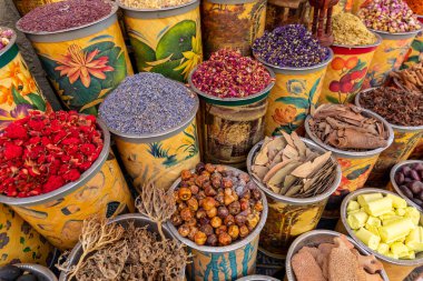  Dubai Baharat Suyu. Dubai 'de geleneksel pazar, Birleşik Arap Emirlikleri (BAE) çeşitli parfüm ve baharatlar, bitkiler satıyor.