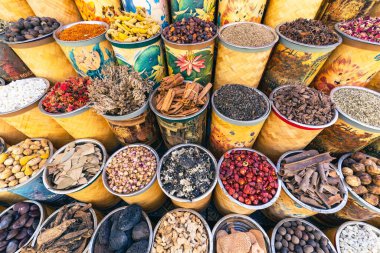  Dubai Baharat Suyu. Dubai 'de geleneksel pazar, Birleşik Arap Emirlikleri (BAE) çeşitli parfüm ve baharatlar, bitkiler satıyor.