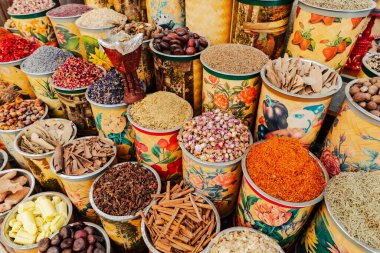  Dubai Baharat Suyu. Dubai 'de geleneksel pazar, Birleşik Arap Emirlikleri (BAE) çeşitli parfüm ve baharatlar, bitkiler satıyor.
