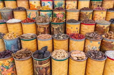  Dubai Baharat Suyu. Dubai 'de geleneksel pazar, Birleşik Arap Emirlikleri (BAE) çeşitli parfüm ve baharatlar, bitkiler satıyor.