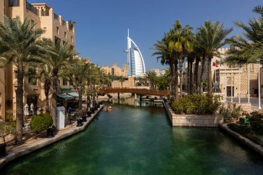 Madinat Jumeirah 'dan Burj Al Arab görüşü. Geleneksel Arap Biçimi Mimari. Birleşik Arap Emirlikleri. Orta Doğu. 