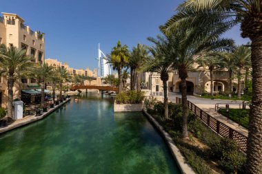 Madinat Jumeirah 'dan Burj Al Arab görüşü. Geleneksel Arap Biçimi Mimari. Birleşik Arap Emirlikleri. Orta Doğu. 