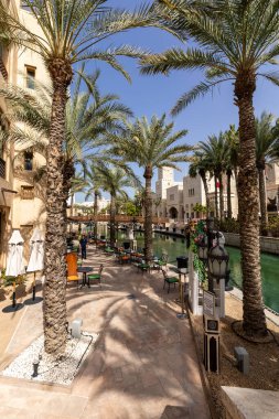 Madinat Jumeirah 'dan Burj Al Arab görüşü. Geleneksel Arap Biçimi Mimari. Birleşik Arap Emirlikleri. Orta Doğu. 