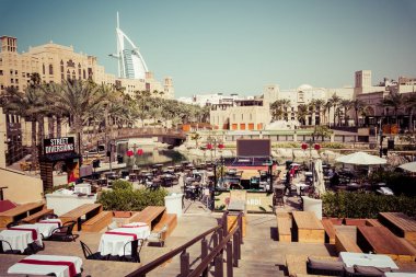 Madinat Jumeirah 'dan Burj Al Arab görüşü. Geleneksel Arap Biçimi Mimari. Birleşik Arap Emirlikleri. Orta Doğu. 