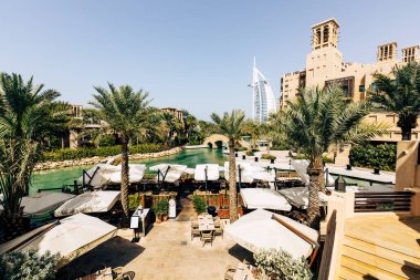 Madinat Jumeirah 'dan Burj Al Arab görüşü. Geleneksel Arap Biçimi Mimari. Birleşik Arap Emirlikleri. Orta Doğu. 