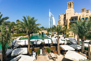 Madinat Jumeirah 'dan Burj Al Arab görüşü. Geleneksel Arap Biçimi Mimari. Birleşik Arap Emirlikleri. Orta Doğu. 