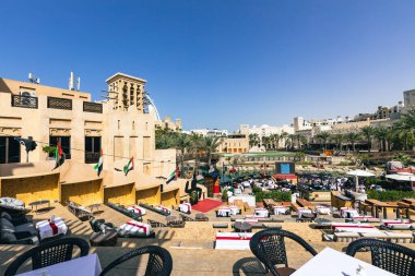 Madinat Jumeirah 'dan Burj Al Arab görüşü. Geleneksel Arap Biçimi Mimari. Birleşik Arap Emirlikleri. Orta Doğu. 