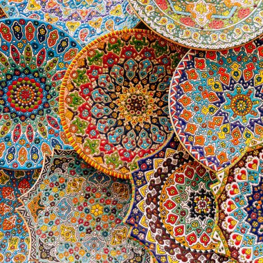Dubai Grand Souk 'taki hediyelik eşya dükkanında. Dubai 'deki geleneksel Arap tarzı çarşı Eski Çorba, Birleşik Arap Emirlikleri.