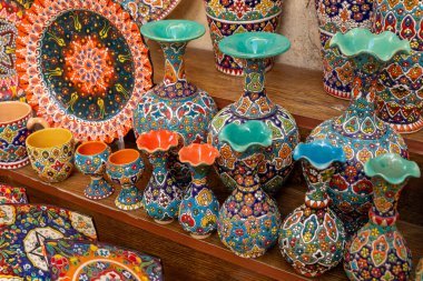 Dubai Grand Souk 'taki hediyelik eşya dükkanında. Dubai 'deki geleneksel Arap tarzı çarşı Eski Çorba, Birleşik Arap Emirlikleri.