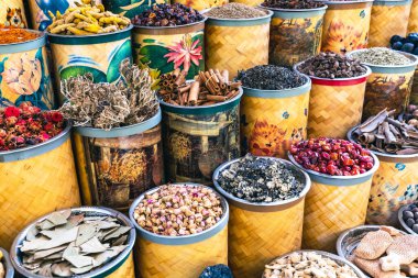 Dubai Baharat Suyu. Dubai 'de geleneksel pazar, Birleşik Arap Emirlikleri (BAE) çeşitli parfüm ve baharatlar, bitkiler satıyor.