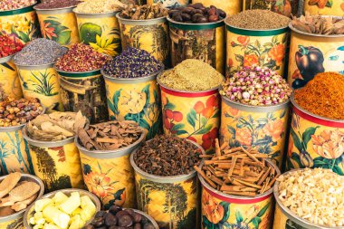 Dubai Baharat Suyu. Dubai 'de geleneksel pazar, Birleşik Arap Emirlikleri (BAE) çeşitli parfüm ve baharatlar, bitkiler satıyor.