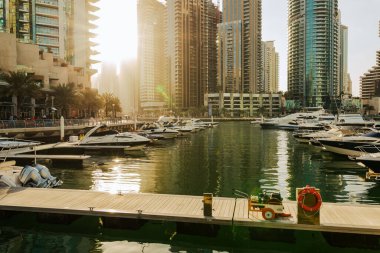 Dubai Marina 'nın modern gökdelenleri, Birleşik Arap Emirlikleri.
