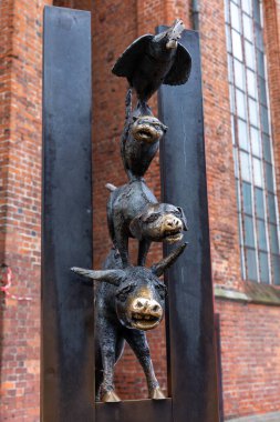 Riga Eski Kasabası. Bremen Town müzisyenlerinin heykeli. Orta Çağ Gotik Mimarisi. Riga Letonya 'nın başkenti. Baltık devletleri. Avrupa.